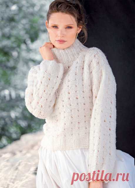 Пуловер прямого силуэта с широким воротником-стойкой выполнен плетеным узором из пушистой пряжи на основе шерсти с крошечными пайетками.