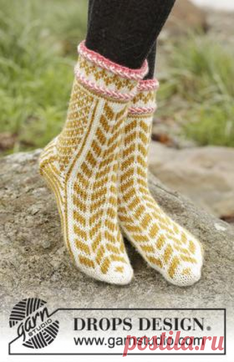Носки Хоки-Поки Яркие очаровательные носки спицами для женщин, связанные из шерстяной пряжи средней толщины. Вязание начинается от мыска по кругу на чулочных...