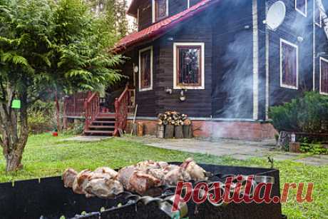 Определены районы около Москвы с самыми дорогими дачами. Аномально жаркое лето продолжает подогревать спрос на дачи в Подмосковье. В среднем с июля 2020-го сезонные дома в разных районах области подорожали на 12 процентов, до 5,4 миллиона рублей. Самые дорогие дачи, даже без учета элитного сегмента, традиционно предлагаются в Одинцовском и Красногорском районах.