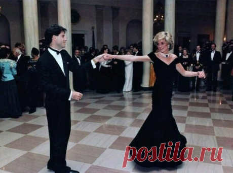 Танцующие принцесса Диана в знаменитом черном платье и Джон Траволта. 
1985 г.