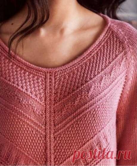 Розовый пуловер с теневым узором.