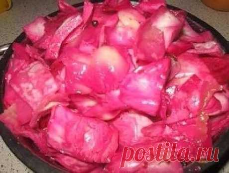Как приготовить маринованная капуста со свеклой - хрустящая и безумно вкусная! - рецепт, ингредиенты и фотографии