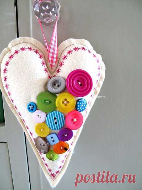 Bright Buttony Hanging Heart Decoration от SnowFish на Etsy