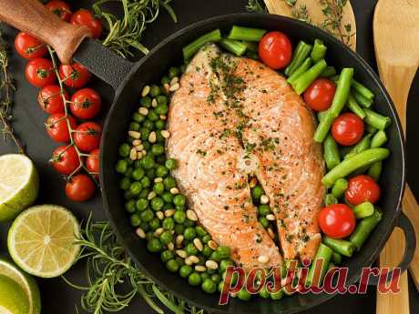 Жареные стейки лосося с овощами | Вкусные Рецепты