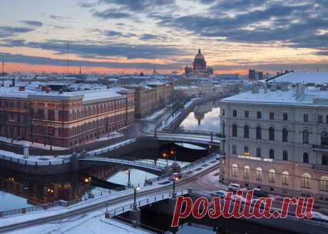 11 самых-самых мостов Санкт-Петербурга.

Петербург не зря называют Северной Венецией, в городе насчитывается около 800 мостов. И, конечно, каждый – особенный. Но в этой подборке самые-самые из них. 

1. Самый «открыточный» – Дворцовый.
Вид ярко подсвеченного разведенного моста с Петропавловской крепостью, попавший на заднем фоне в разводной проем, является визитной карточкой Петербурга.Так что, если вы уезжаете из Петербурга без фотографии на фоне Дворцового моста, то можн...