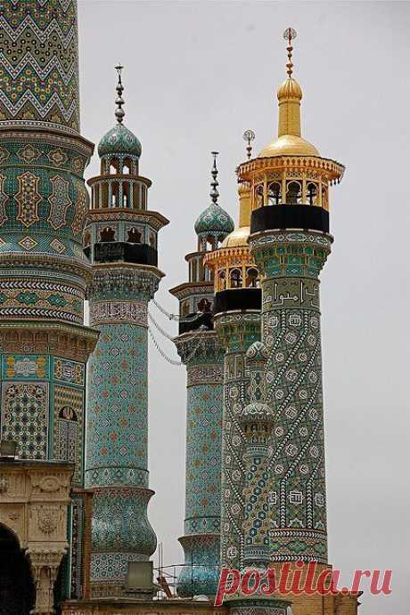 Minarets in Qom, Iran  |  Найдено на сайте blog.dawntravels.com.