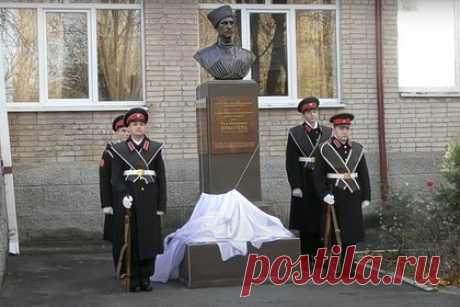 В России призвали снести памятник главному врагу советской власти. В российской истории Петр Врангель останется проигравшим генералом, получавшим помощь от Антанты, считает первый зампредседателя комитета Госдумы по культуре Елена Драпеко. Открытый в честь деятеля Белого движения памятник в Ростове-на-Дону необходимо снести, дала понять она, посоветовав опираться на мнение общества.