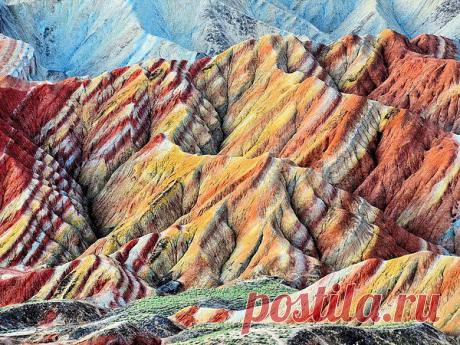 Уникальные цветные скалы Чжанъе Данксиа находятся в Китае, в провинции Ганьсу. Цветные скалы состоят из красных песчаников и конгломератов в основном мелового периода. Такие образования являются уникальным типом петрографической геоморфологии, существующие только здесь.