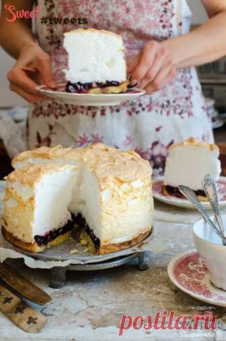 Air cake «Cloud».    - Ingredients:  The basis: 90 gr. Cold butter, 175 gr. Flour, 2 tablespoons of sugar, 1 egg yolk, 1 st.lozhka cold water (optional).    Che