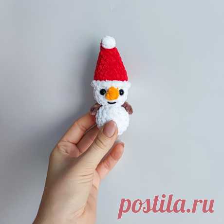 PDF Снеговичок крючком. FREE crochet pattern; Аmigurumi toy patterns. Амигуруми схемы и описания на русском. Вязаные игрушки и поделки своими руками #amimore - плюшевый снеговик к Новому году, новогодний снеговичок в шапочке, маленькие снеговички из плюшевой пряжи.