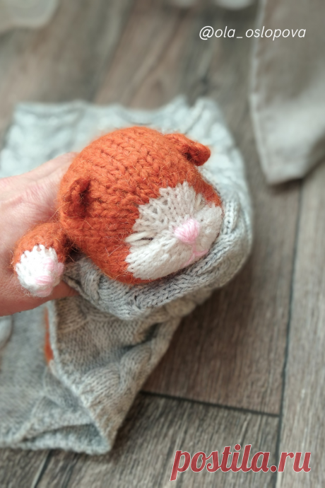 Knitting pattern Scottish Fold cat
Схема вязания шотландского вислоухого котеночка

Правда же он булочка😼
А вам нравится?❤️

📏 Длина котеночка 18 см
🌸 Мастер класс 400руб

С любовью, @ola_oslopova
Не забудь подписаться 🌸
.
#котикспицами #игрушкиспицами#мкспицами #мкигрушки #knittingcat#амигурумисхемы #knittingtoys#knitanimals#мкигрушкиспицами #вязаныйкот #котенокспицами #cutetoys #cutecats #catamigurumi #knittingtoys #toyknittingpattern#crochetamigurumi #creativetoys