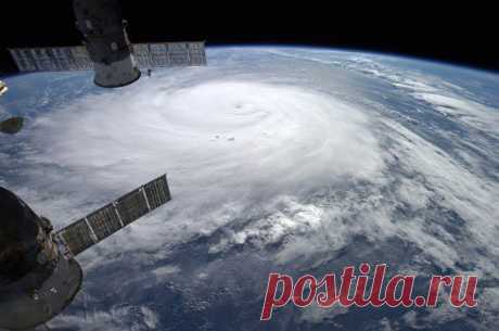 Ураган Гонсало снятый с борта Междунарии / Физика невозможного!