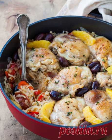Курица с рисом, оливками и перцем