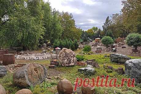 В Челябинской области открылся Сад камней. В городе Сатка Челябинской области открылся Сад камней, состоящий из 24 экспонатов весом до 24 тонн. Уникальная коллекция камней собиралась в течение полугода. На шлифовку каждого камня потребовался месяц. Все экспонаты доставили из Саткинского района и Орска. Самую большую глыбу вытащили из Карагайского карьера.