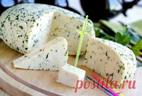 Пикантный домашний сыр с зеленью и тмином. Приготовить очень просто.