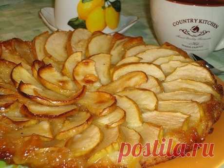 Французский яблочный пирог "Татен"

Рецепт этого пирога-перевертыша я знаю от бабушки моей подруги, она была француженкой.Пирог очень легкий и невероятно ароматный. Да и приготовит его даже начинающий кулинар. Итак - в путь!

Ингредиенты:

Масло сливочное (или маргарин) — 120-125 г
Желток яичный (сырые) — 2 шт
Мука — 1 стак.
Вода (для связки теста )
Соль (щепотка)
Яблоко — 1 кг
Мед — 2 ст. л.
Корица — 1/2 ч. л.

Приготовление:
1.Готовим рубленое тесто.
Для этого на доску п...