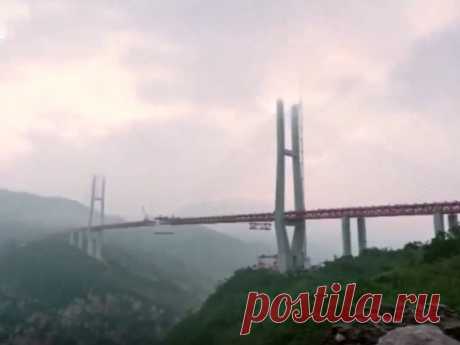 Головокружительное видео: в Китае построили самый высокий в мире мост