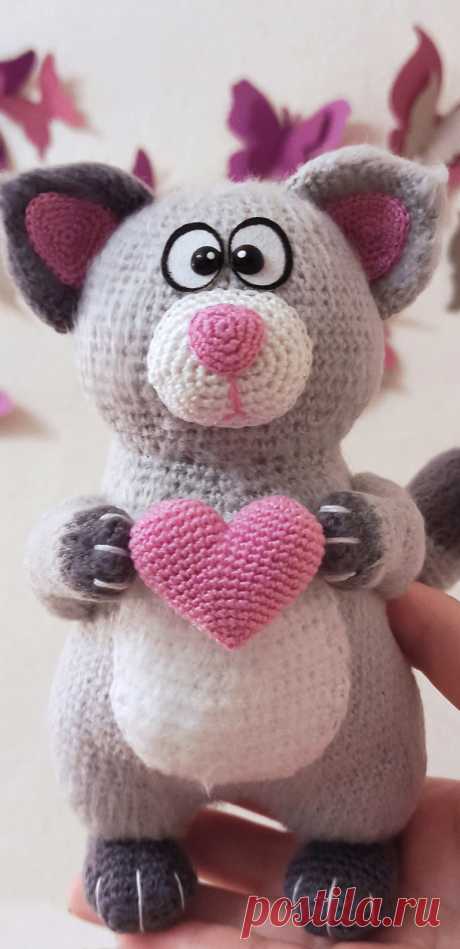 PDF Кот с сердечком крючком. FREE crochet pattern; Аmigurumi animal patterns. Амигуруми схемы и описания на русском. Вязаные игрушки и поделки своими руками #amimore - котик, кот, кошечка, кошка, котенок, 14 февраля, валентинка, день Святого Валентина, день всех влюблённых.