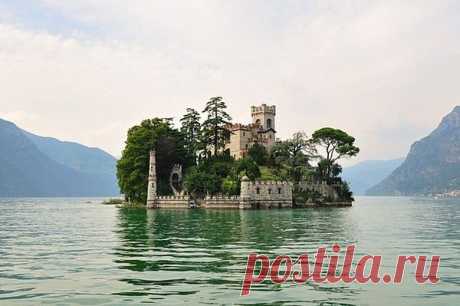 Замок посреди озера Изео, Ломбардия, Италия