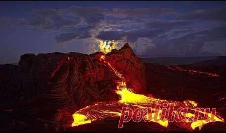 Необычные путешествия к кратерам вулканов совершает Шон Кинг, ведь он посвящает свою жизнь документированию очаровательно красивых фотографий вулканов на острове Pahoa, Гавайи.