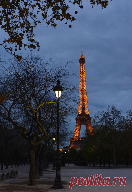 YouExif - Eiffel Tower at Dusk