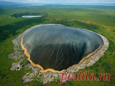 El lago sin fondo en el cráter del volcán apagado. El parque nacional de la reina Elizaveta, Uganda