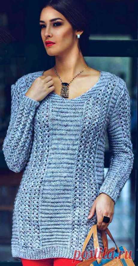 Туника или удлиненный пуловер узором из ажурных полос и платочных дорожек спицами – схема вязания с выкройкой