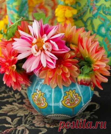 Впечатляющие осенние букеты из георгин разных оттенков: 42 фото красивых цветочных композиций