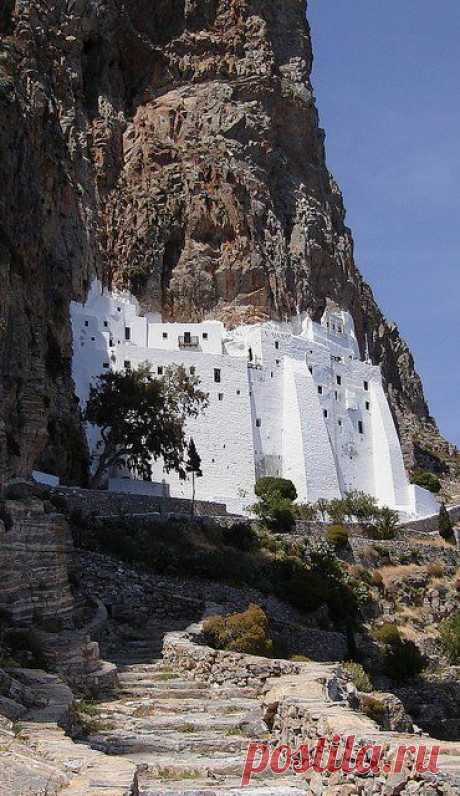 The Monastery of Panagia Hozoviotissa in Amorgos Island, Greece  |  Pinterest • Всемирный каталог идей