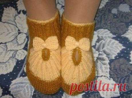 Вязаные спицами тапочки с бантиком.Описание https://labhousehold.com/knitting-slippers-2.html