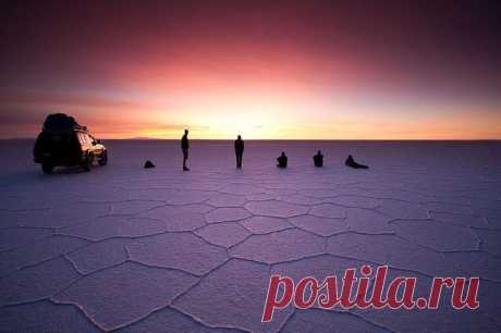 Высохшее соляное озеро Уюни.