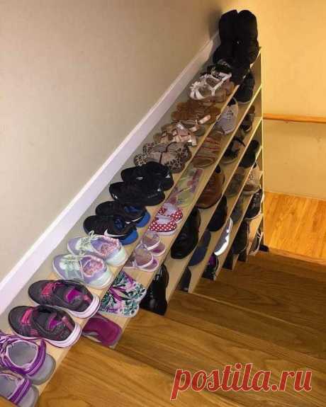 Обувь на лестнице