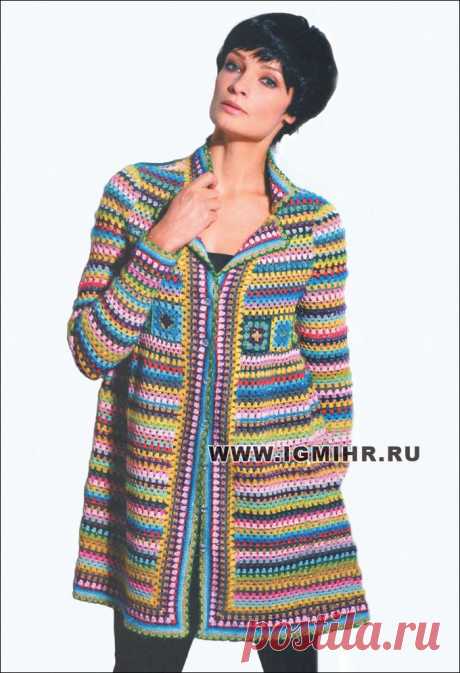 Яркое разноцветное пальто с полосами и квадратными мотивами. Крючок