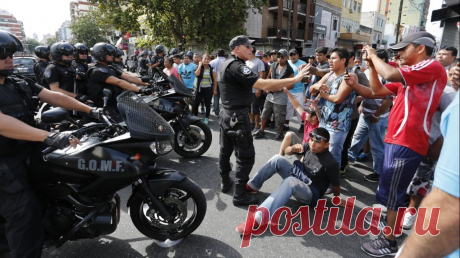 Un grupo de manteros mantenía cortada desde esta mañana la avenida Avellaneda, en el barrio de Flores, en medio de un operativo policial y fuerte tensión en la zona, la protesta se realizaba porque la policía no permitía que instalaran sus puestos en las veredas. Además, reclamaban que les permitieran retomar su actividad y advirtieron que volverían a instalarse luego del mediodía.