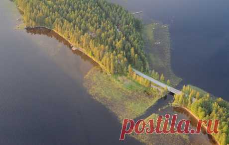 Популярная наука На фото – самая короткая река в мире. Река Куоканьоки в Финляндии считается самой короткой в мире. Ее длина - 3,5 метра, глубина - 1,5 метра. Река соединяет два озера - Сумяйнен и Кейтеле. И несмотря на небольшую длину, через эту реку проложен мост.