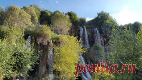 Հայոց գեղեցկուհին....
Երզնկայի եռահարկ հրաշքի`ջրվեժի հովանու ներքո:
Երզնկան տարբեր ժամանակներում ու տարբեր հեղինակների կողմից հիշատակվում է իբրև ավան, բերդաքաղաք, քաղաք։ Հնում սովորաբար այն կոչվել է Երեզ, Երիզա կամ Երիզավան, իսկ թուրքական տիրապետության շրջանում՝ Երզինգան, Երզինգյան, Երզինջան։ Երզնկան գտնվում է Արևմտյան Եփրատի միջին հոսանքի շրջանում, Երզնկայի դաշտի արևմուտքում, Գայլի (Երզնկա) գետաբերանի մոտ։ Հնում այն գտնվում էր ուղղակի Եփրատի ափին, իսկ այժմ,