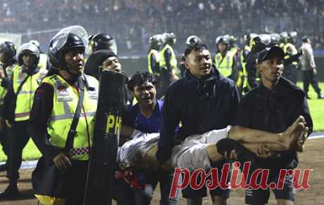 Власти Индонезии представили скорректированные данные о числе жертв давки на стадионе. Ими стали 125 человек