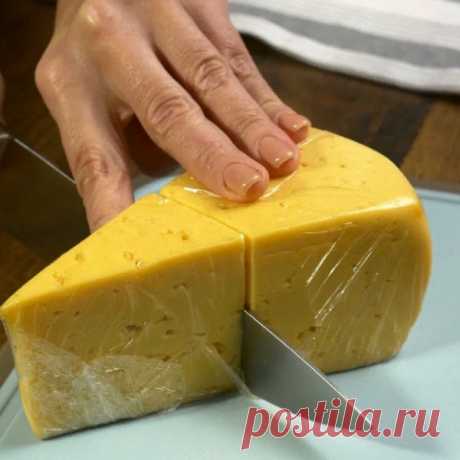 Як нарізати великий трикутний шматок сиру однаковими красивими порційними скибочками. Супер простий спосіб