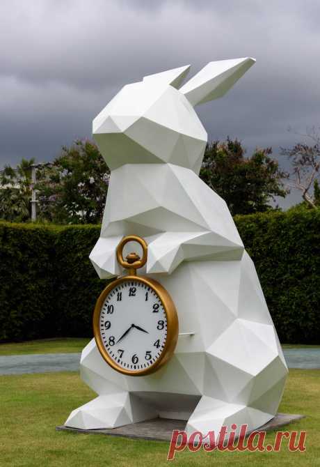 Белый полигональный кролик с карманными часами на территории отеля SO Sofitel Hua Hin в Ча-Аме, Таиланд.

Скульптура на заказ в Санкт-Петербурге
https://www.instagram.com/sculptury_na_zakaz/

#кролик #статуя #таиланд #скульптура #белыйкролик #декор #sculpture #rabbit