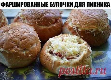 Фаршированные булочки для пикника

Очень вкусно и сытно! Как мини-пицца!

Ингредиенты:

Булочки с кунжутом — 5 шт
Грибы — 100 г
Лук репчатый — 1 шт
Майонез — по вкусу
Горчица — по вкусу
Аджика — по вкусу
Сыр — 50 г
Помидор — 1 шт
Зелень — 1 пучок
Соль — по вкусу

Приготовление:

Нам понадобятся бутербродные булочки. У булочек срезать верх и вынуть мякиш. Соединить майонез, горчицу и аджику. Смазать изнутри каждую булочку. Грибы нарезать пластинами, лук измельчить. Обжарить...