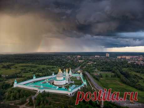 Новоиерусалимский монастырь на фоне подступающей грозы. Истра, Московская область. Фотограф – Игорь Соболев.