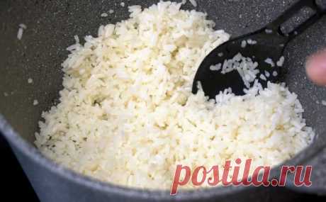 Рис получается рассыпчатым каждый раз: сначала заливаем кипятком и варим потом