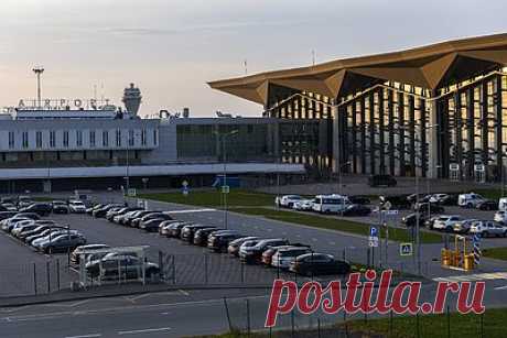 На борту загоревшегося самолета в Пулково присутствовала делегация из Вьетнама. На борту самолета Boeing компании Emirates Airline, загоревшегося в петербургском аэропорту Пулково, присутствовала делегация из Вьетнама. Делегация из Вьетнама приезжала на открытие памятника Хо Ши Мину в Санкт-Петербурге. В результате произошедшего никто из делегатов не пострадал.