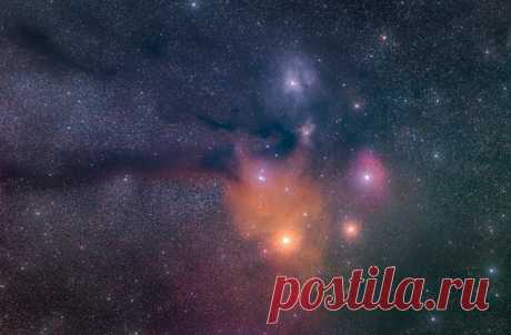 «Это – комплекс туманностей и молекулярных облаков около двойной звезды Ро Змееносца и звезды Антарес, ярчайшего светила в созвездии Скорпиона. На кадре видны холодные газопылевые облака (тёмные), голубоватые отражательные облака, а также эмиссионные туманности оранжево-красных оттенков», – рассказывает автор фото Дмитрий Безгубов (nat-geo.ru/community/user/231209), запечатлевший эту красоту с нижнего плато горы Чатыр-Даг (Крым) и подробно описавший детали снимка на нашем сайте.