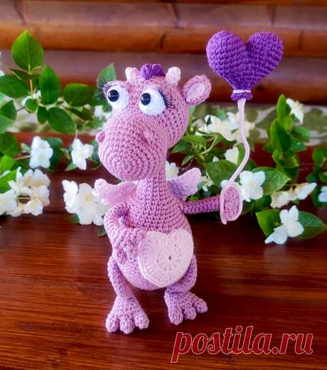 PDF Дракоша Мокси крючком. FREE crochet pattern; Аmigurumi toy patterns. Амигуруми схемы и описания на русском. Вязаные игрушки и поделки своими руками #amimore - дракон с шариком в виде сердца к 14 февраля, дракончик из обычной пряжи ко дню Всех Влюблённых, динозавр, динозаврик.