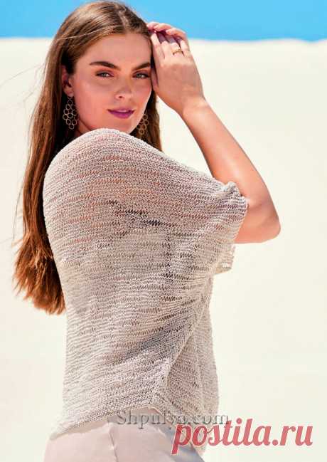 Пуловер оверсайз с цельновязаными рукавами связан спицами простым узором, напоминающим морские волны из смесовой пряжи с хлопком и шелком.