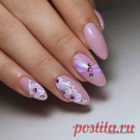 Розовый маникюр с цветами и бабочками