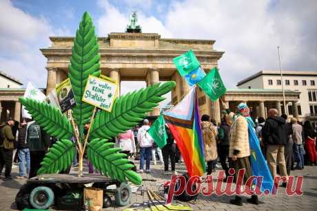Берлинцы отпраздновали декриминализацию марихуаны в Германии возле Бранденбургских ворот – совместным употреблением наркотиков. | VestiNewsRF.Ru