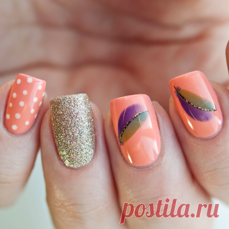 uñas de color naranja con dorado y diseños con plumas