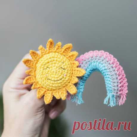 PDF Солнышко и Радуга крючком. FREE crochet pattern; Аmigurumi toy patterns. Амигуруми схемы и описания на русском. Вязаные игрушки и поделки своими руками #amimore - солнце и радуга, брош, брошка, солнышко.